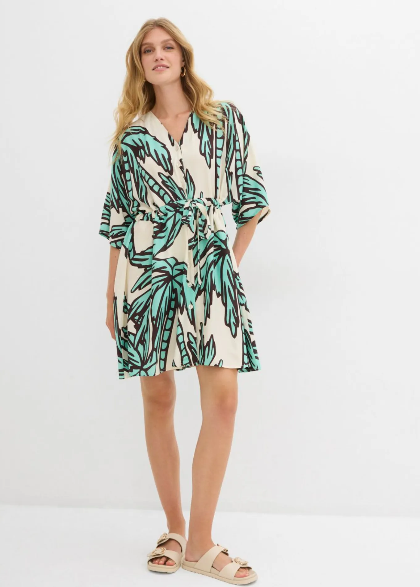 Vestido corto de viscosa fluida con mangas tipo kimono