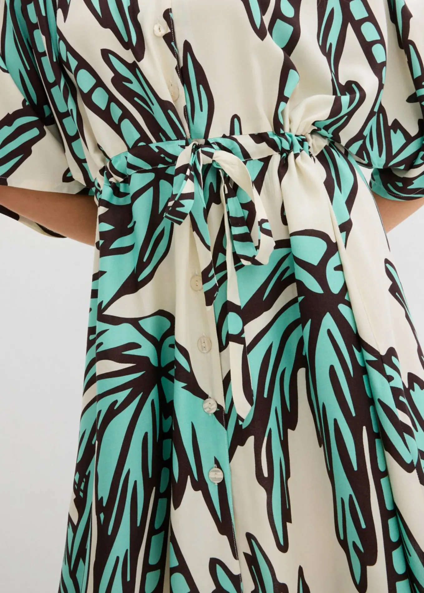 Vestido corto de viscosa fluida con mangas tipo kimono