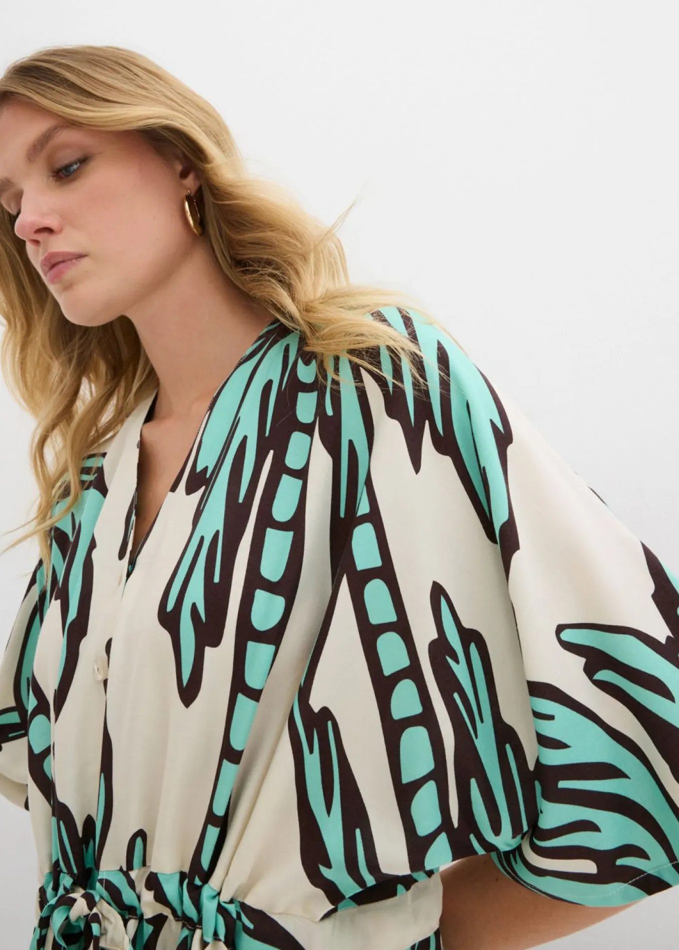 Vestido corto de viscosa fluida con mangas tipo kimono