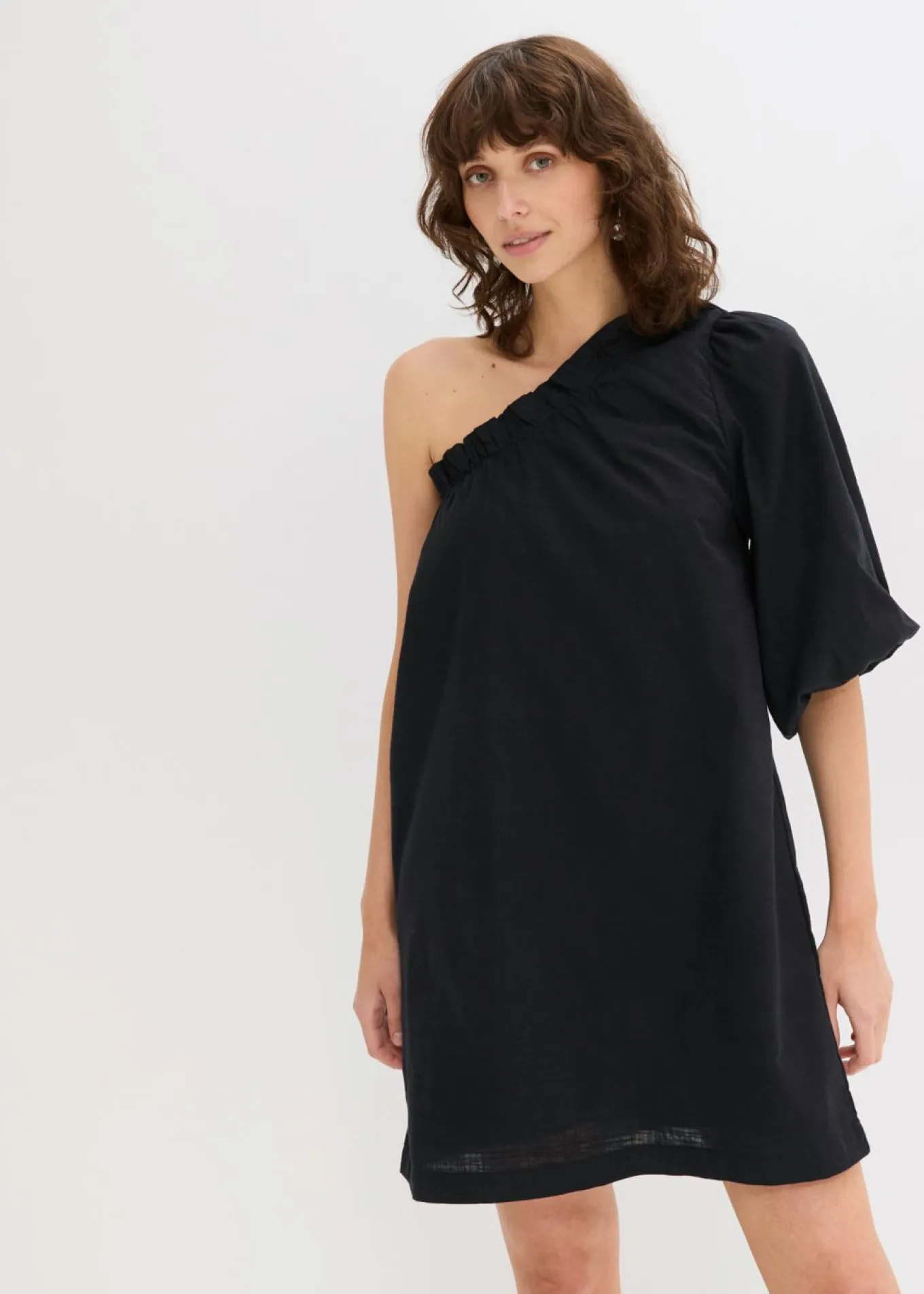 Vestido de algodón con un hombro al descubierto