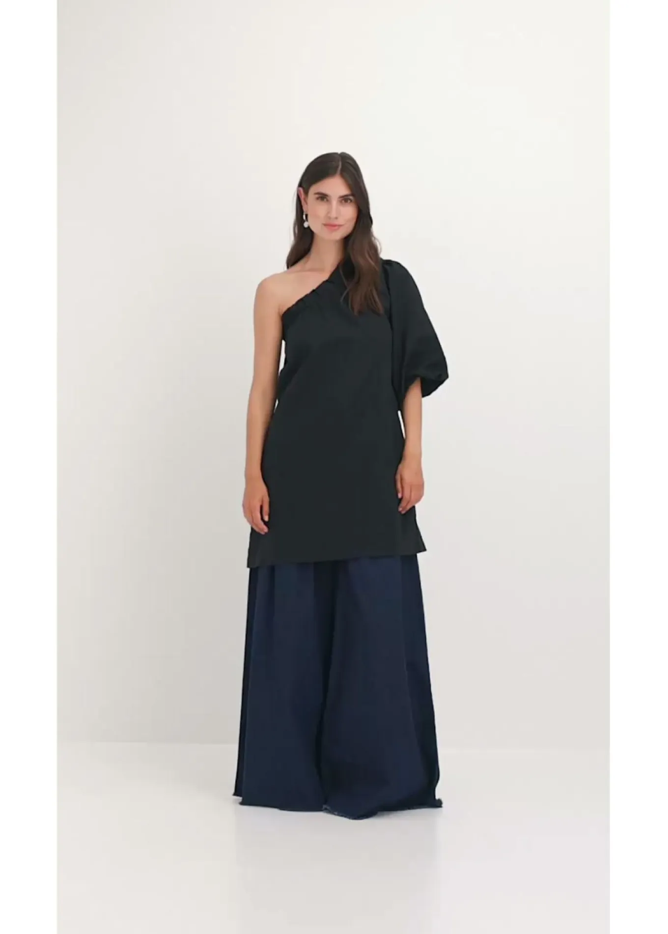 Vestido de algodón con un hombro al descubierto