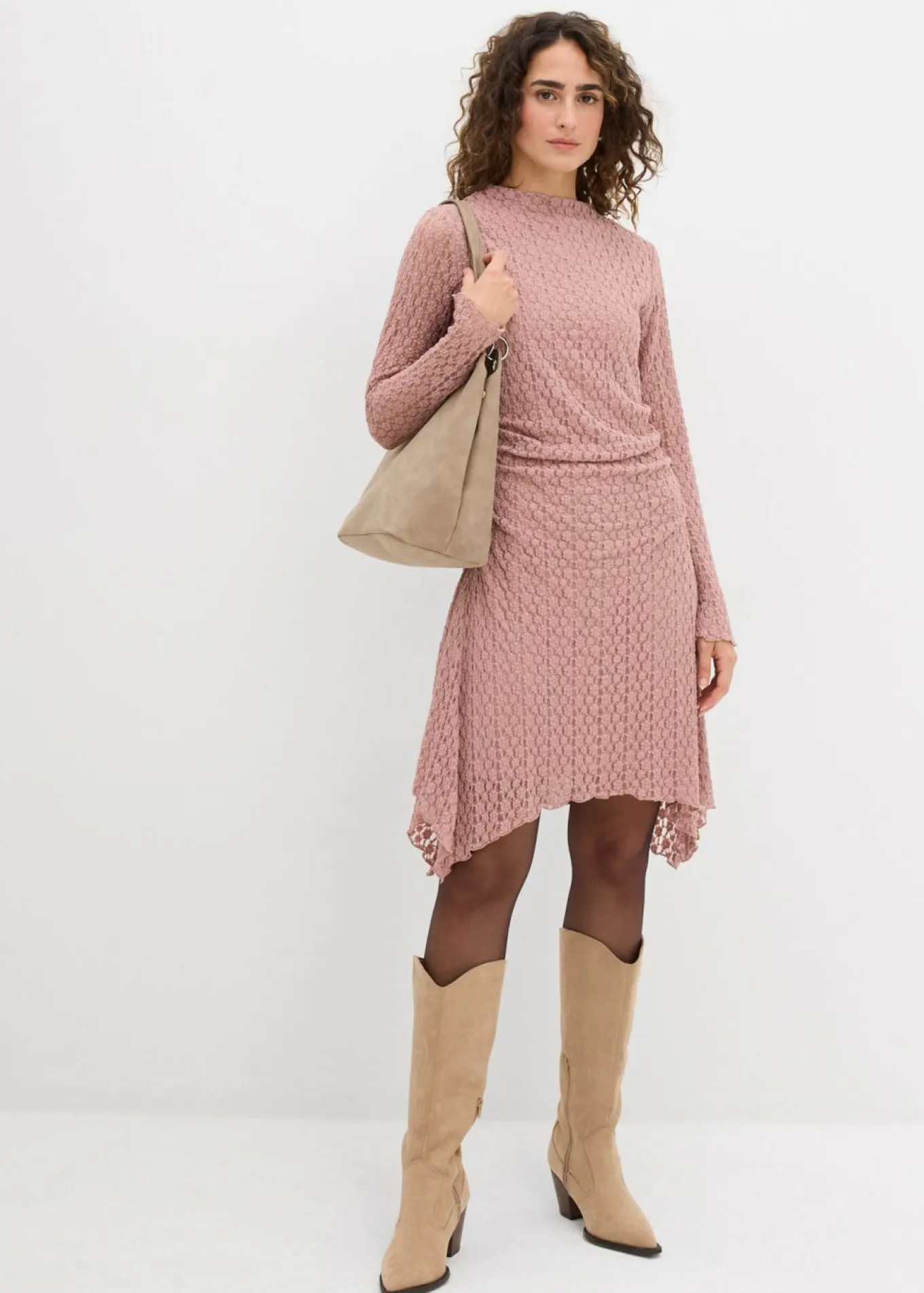 Vestido de encaje con dobladillo irregular