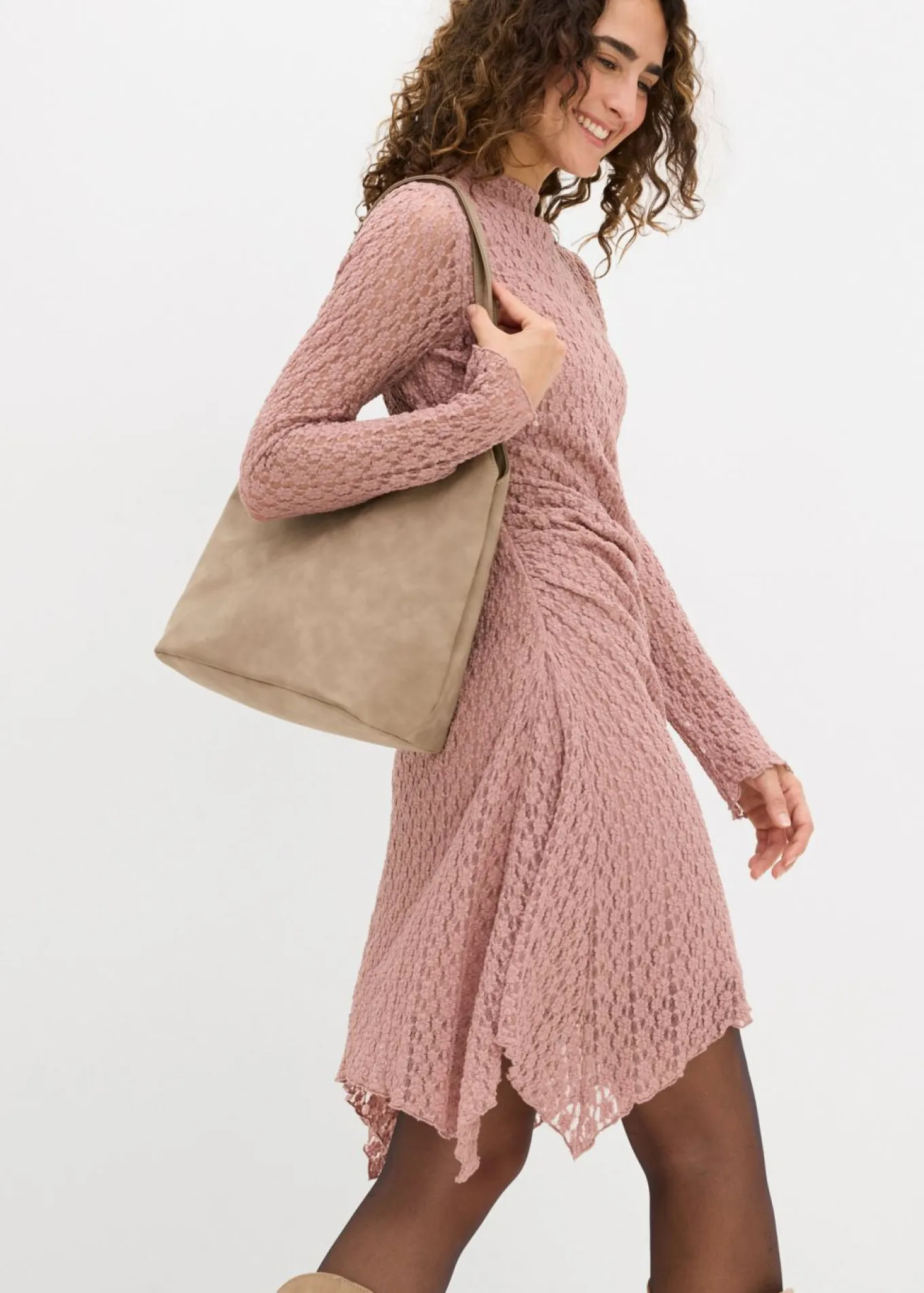 Vestido de encaje con dobladillo irregular