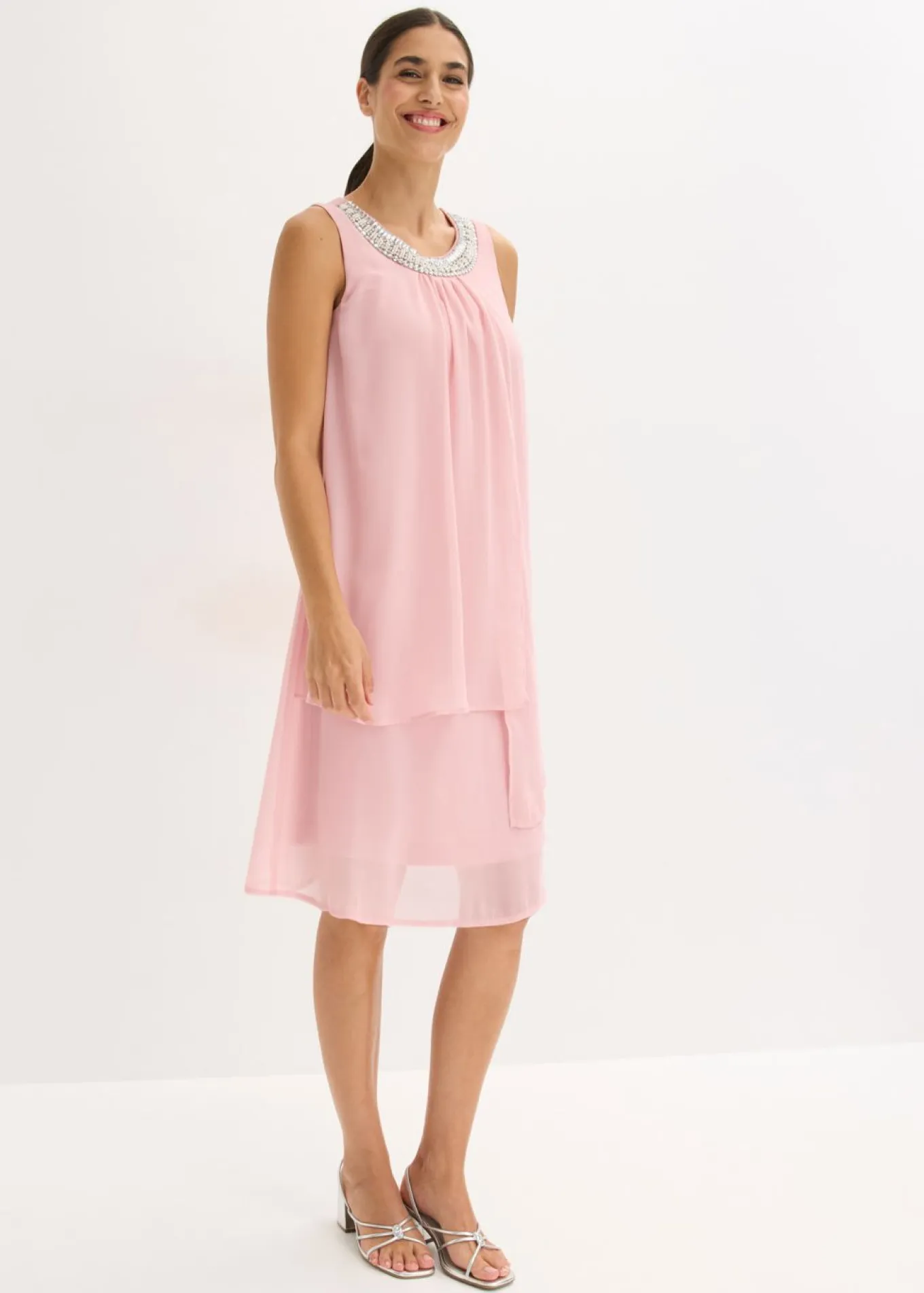 Vestido de gasa con aplicación de piedras