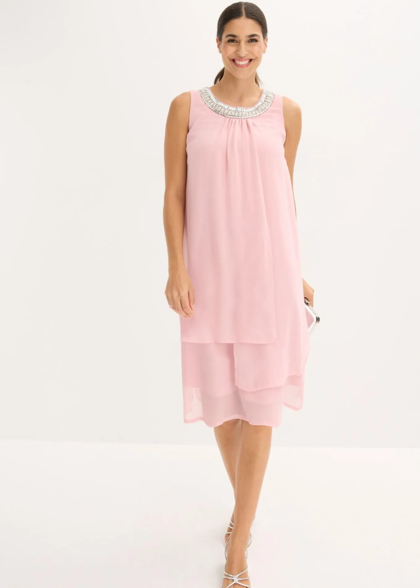Vestido de gasa con aplicación de piedras