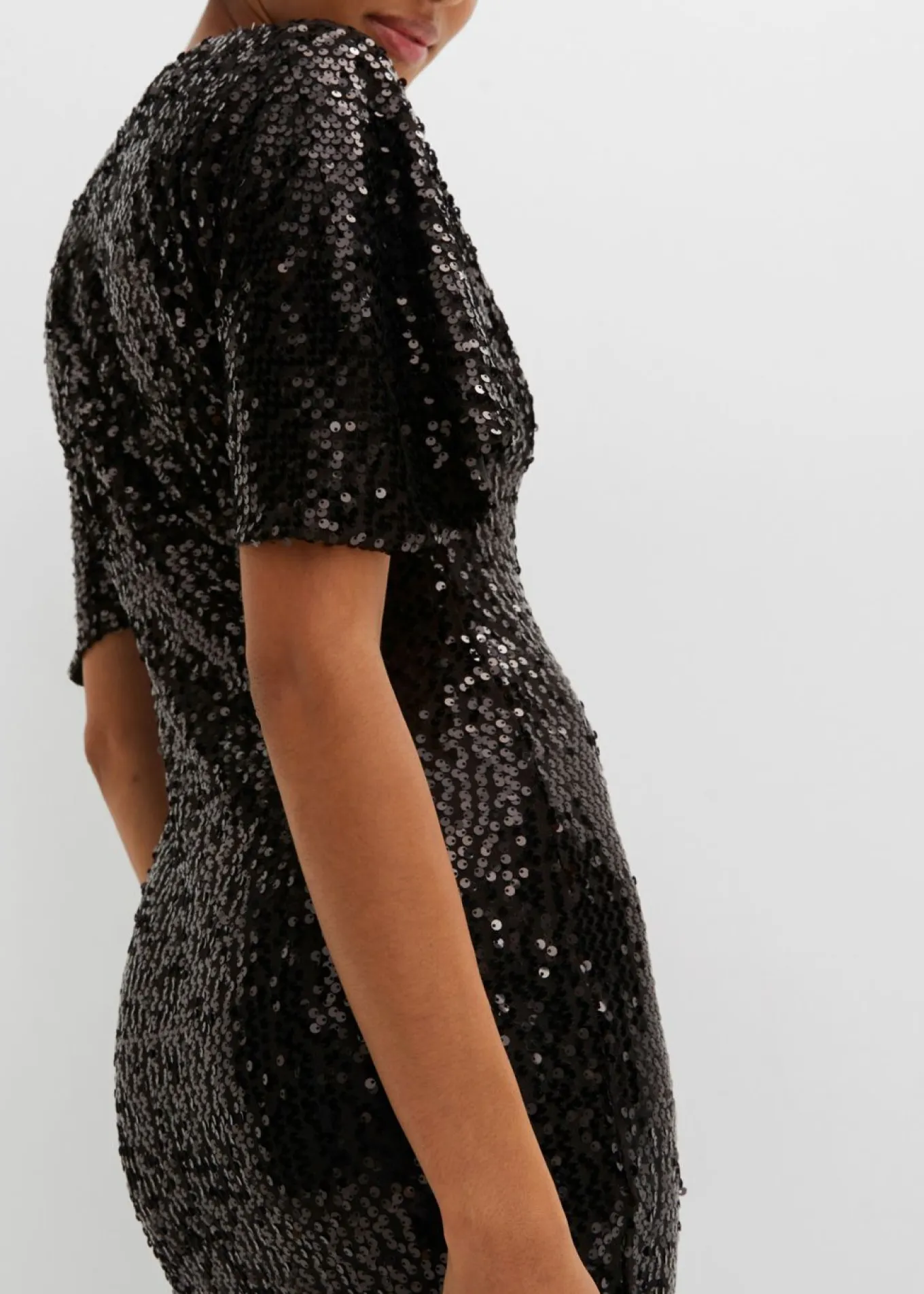 Vestido de lentejuelas con escote profundo