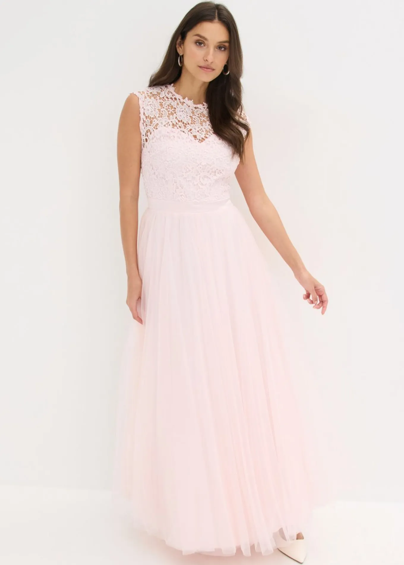 Vestido de noche con encaje y falda de tul fino