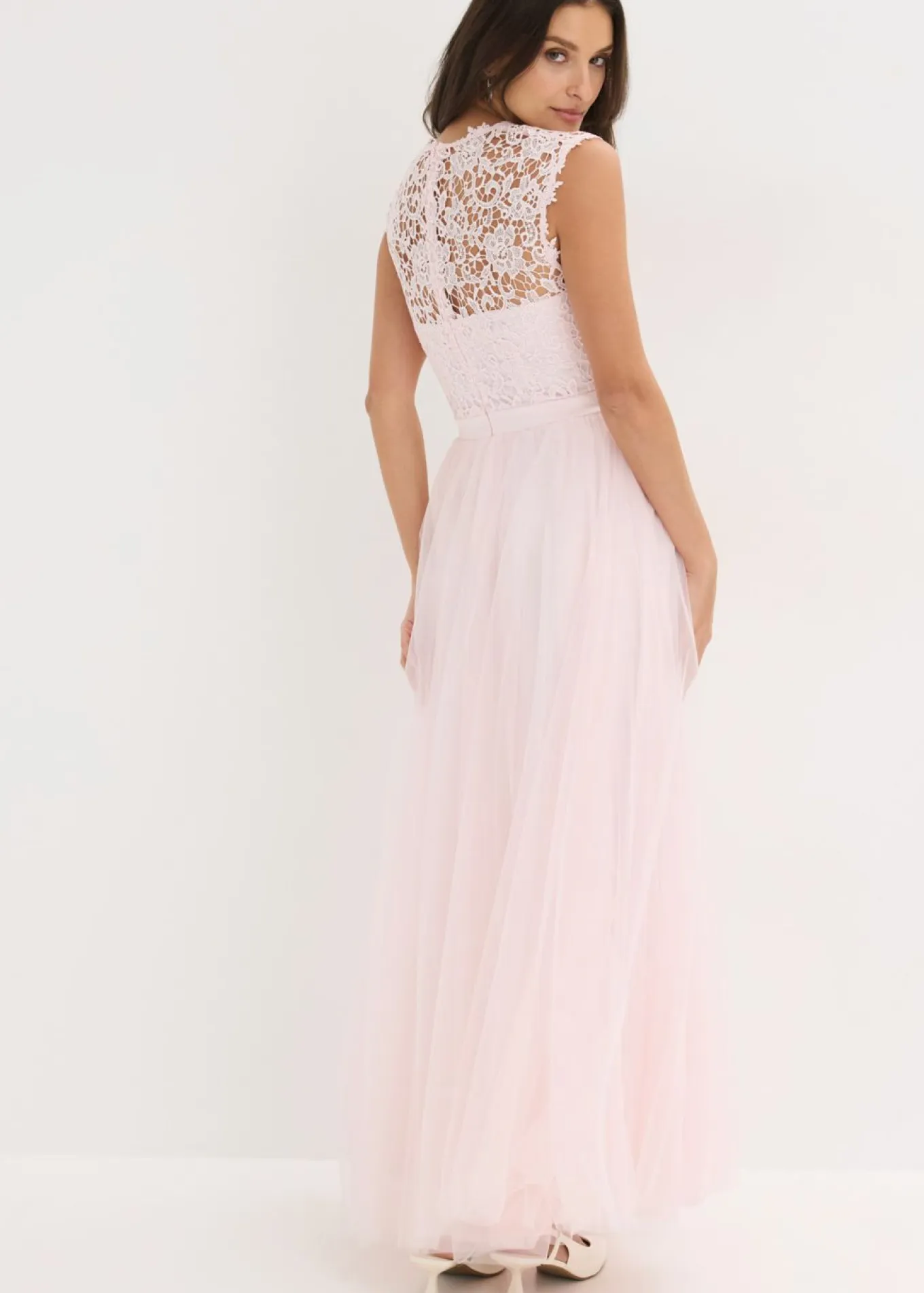 Vestido de noche con encaje y falda de tul fino