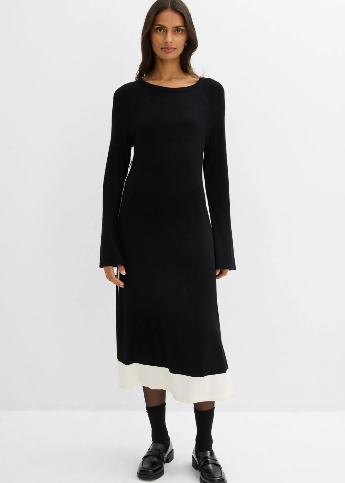 Vestido de punto de mezcla de viscosa con detalles en contraste