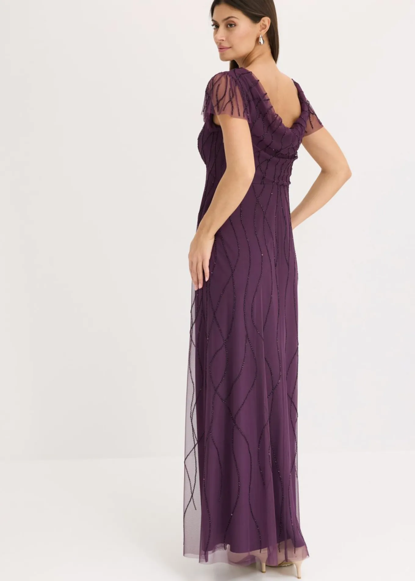 Vestido largo de tul delicado con bordado de perlas