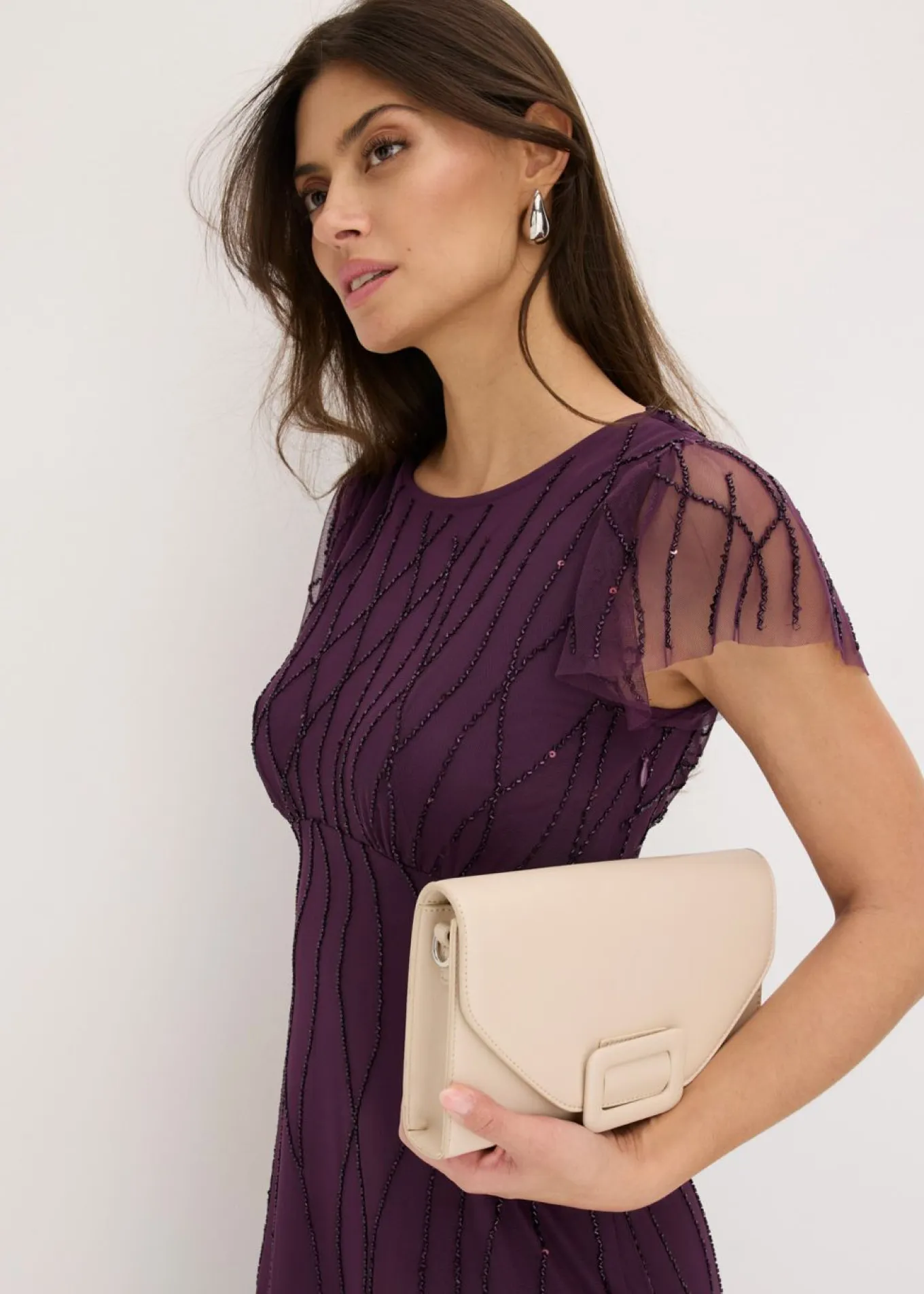 Vestido largo de tul delicado con bordado de perlas