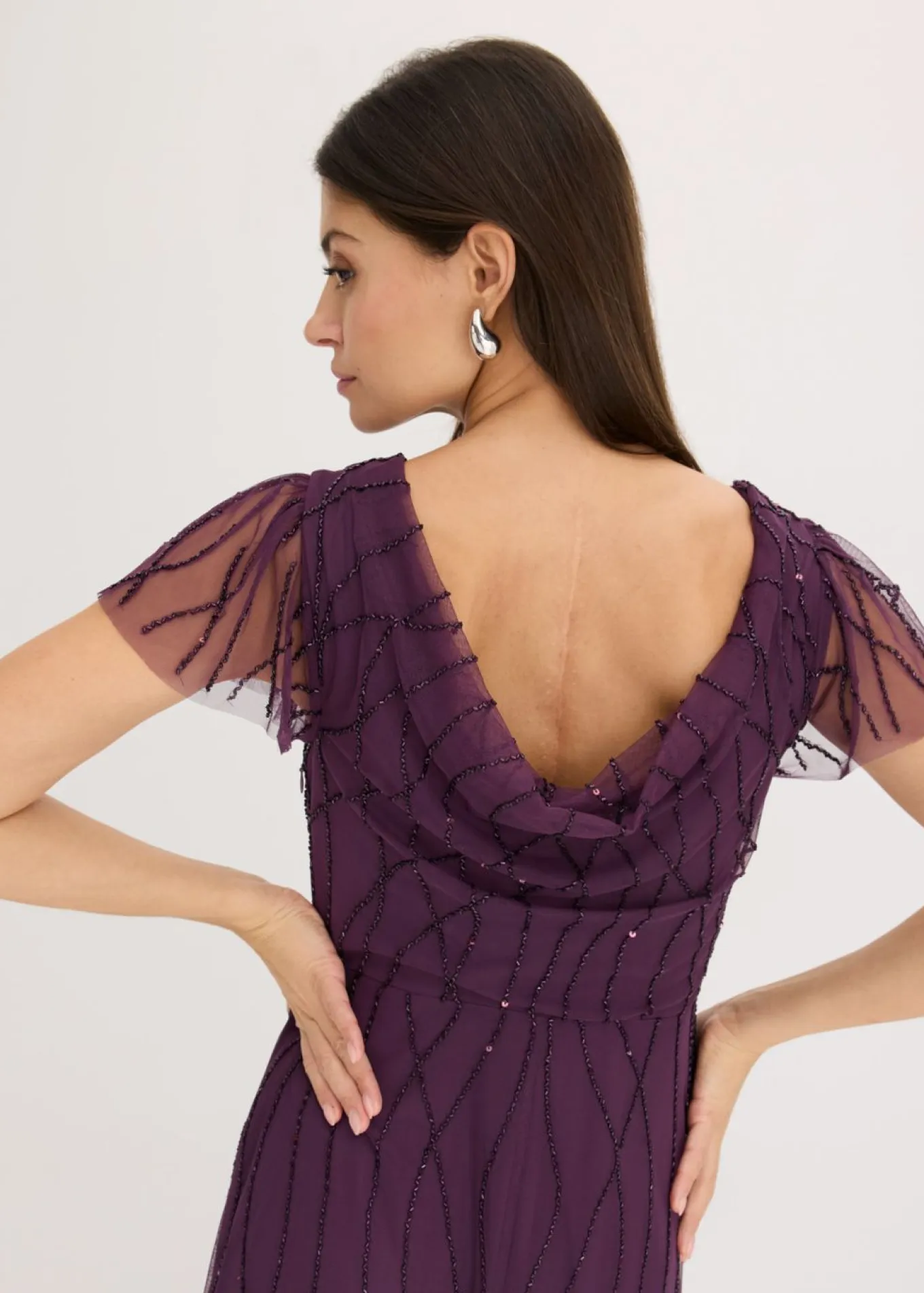 Vestido largo de tul delicado con bordado de perlas