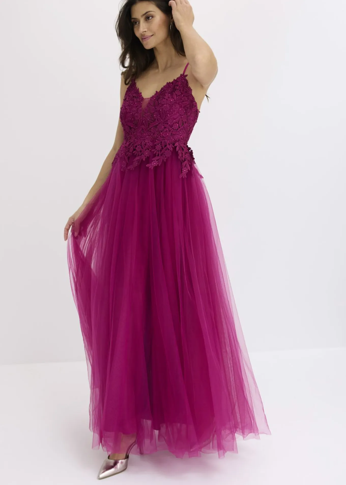 Vestido largo de tul delicado con encaje