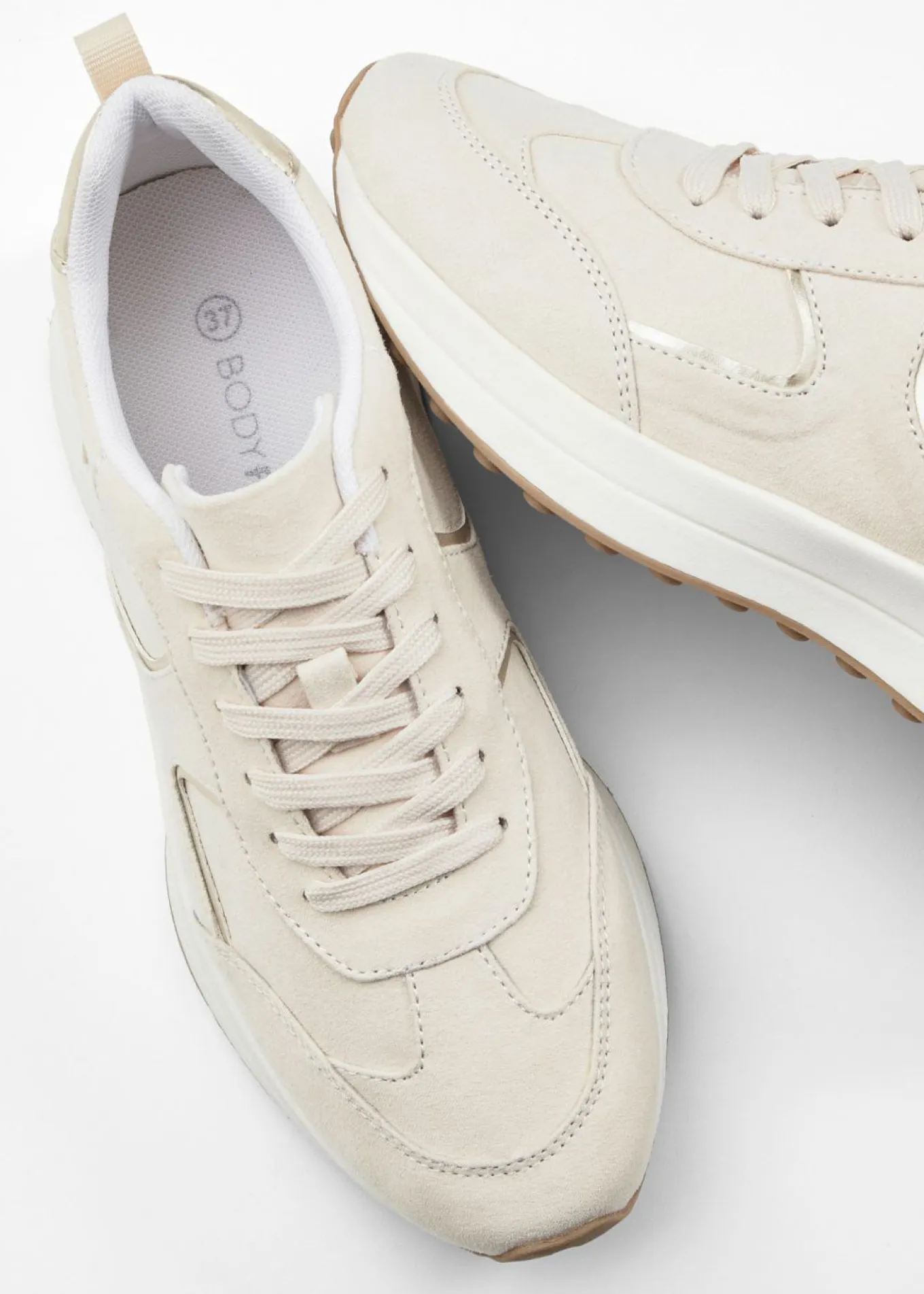 Zapatillas deportivas con detalles metálicos