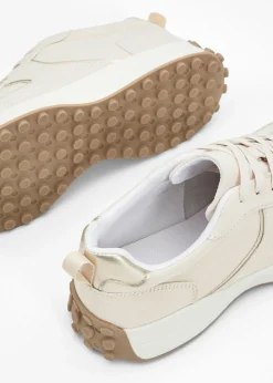Zapatillas deportivas con detalles metálicos
