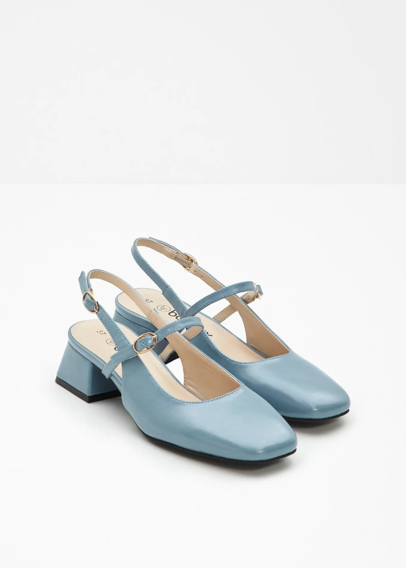 Zapatos con talón al descubierto y tira