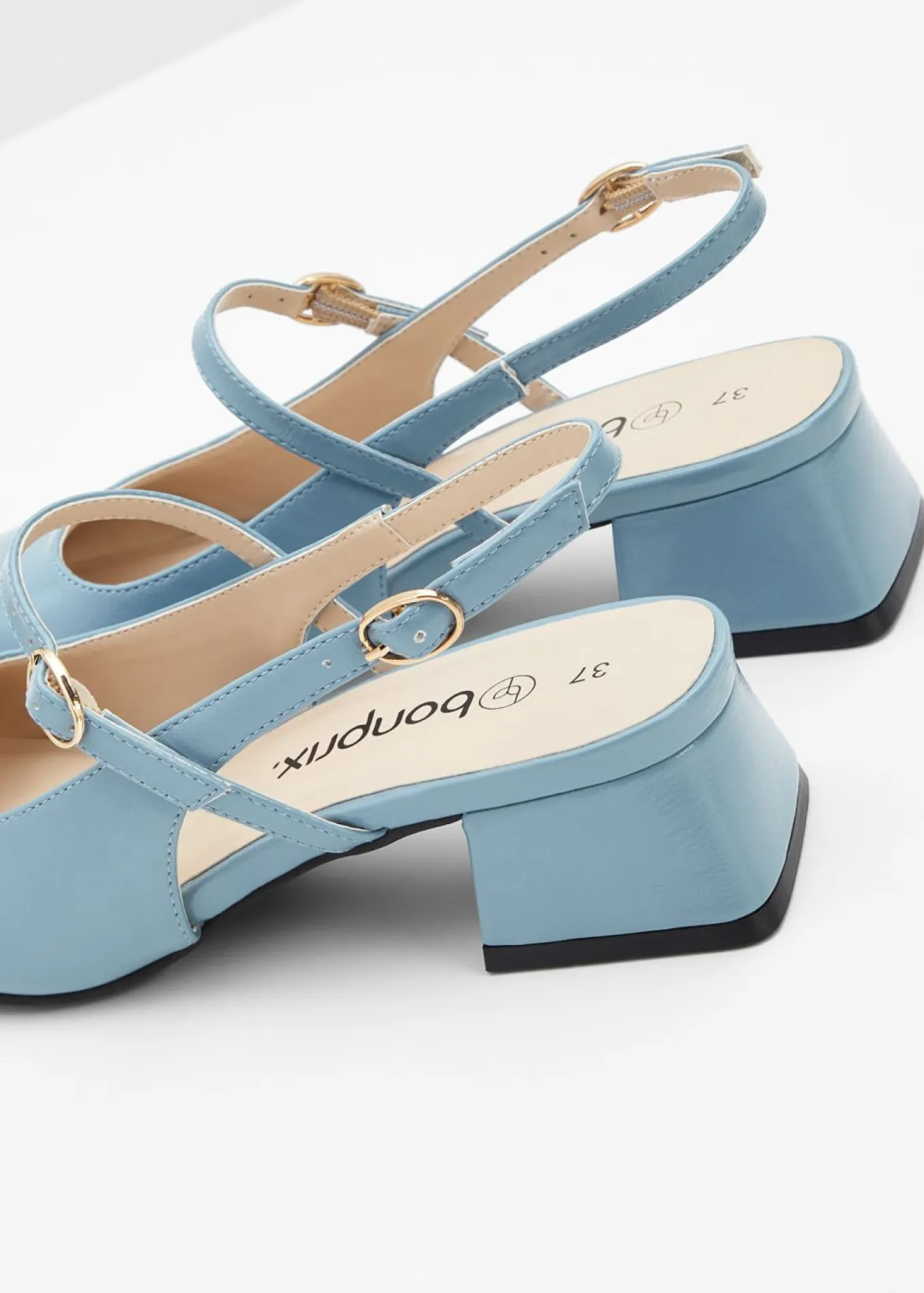 Zapatos con talón al descubierto y tira