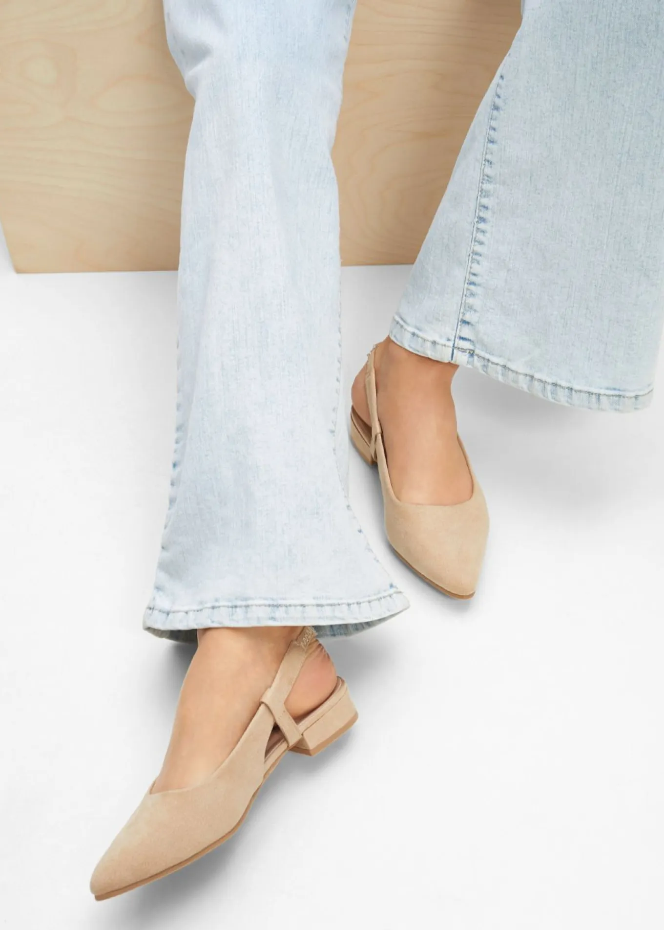 Zapatos de tacón con talón al descubierto