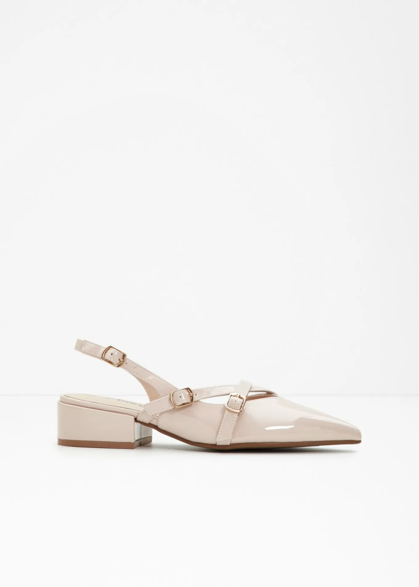 Zapatos de tacón con talón al descubierto