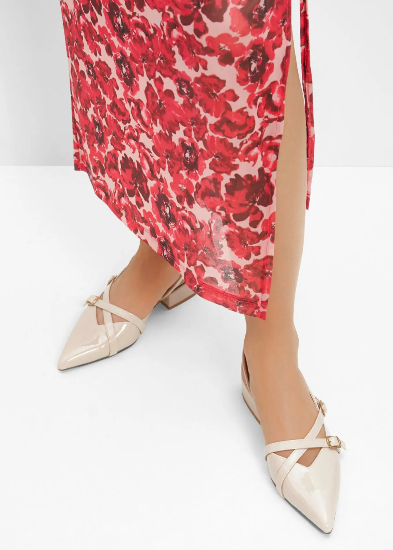 Zapatos de tacón con talón al descubierto