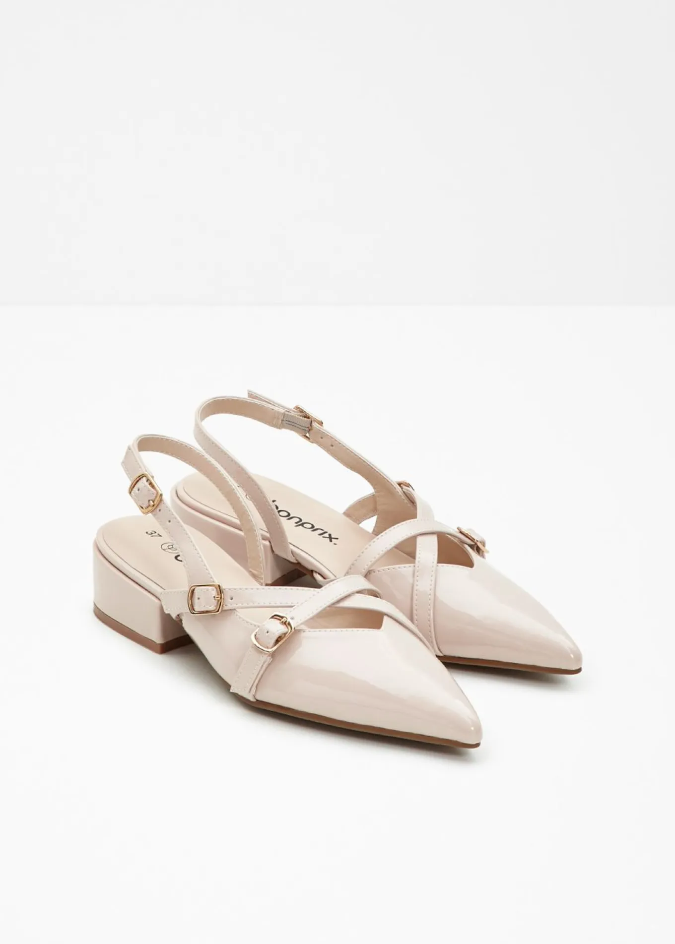 Zapatos de tacón con talón al descubierto