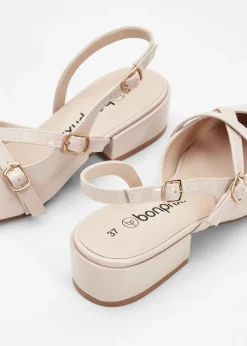 Zapatos de tacón con talón al descubierto