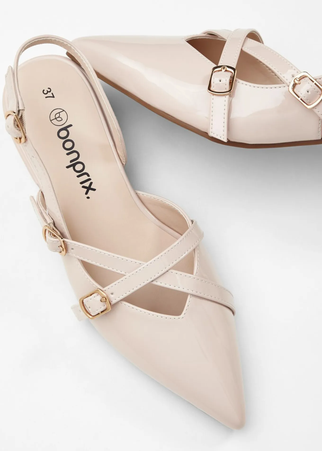 Zapatos de tacón con talón al descubierto