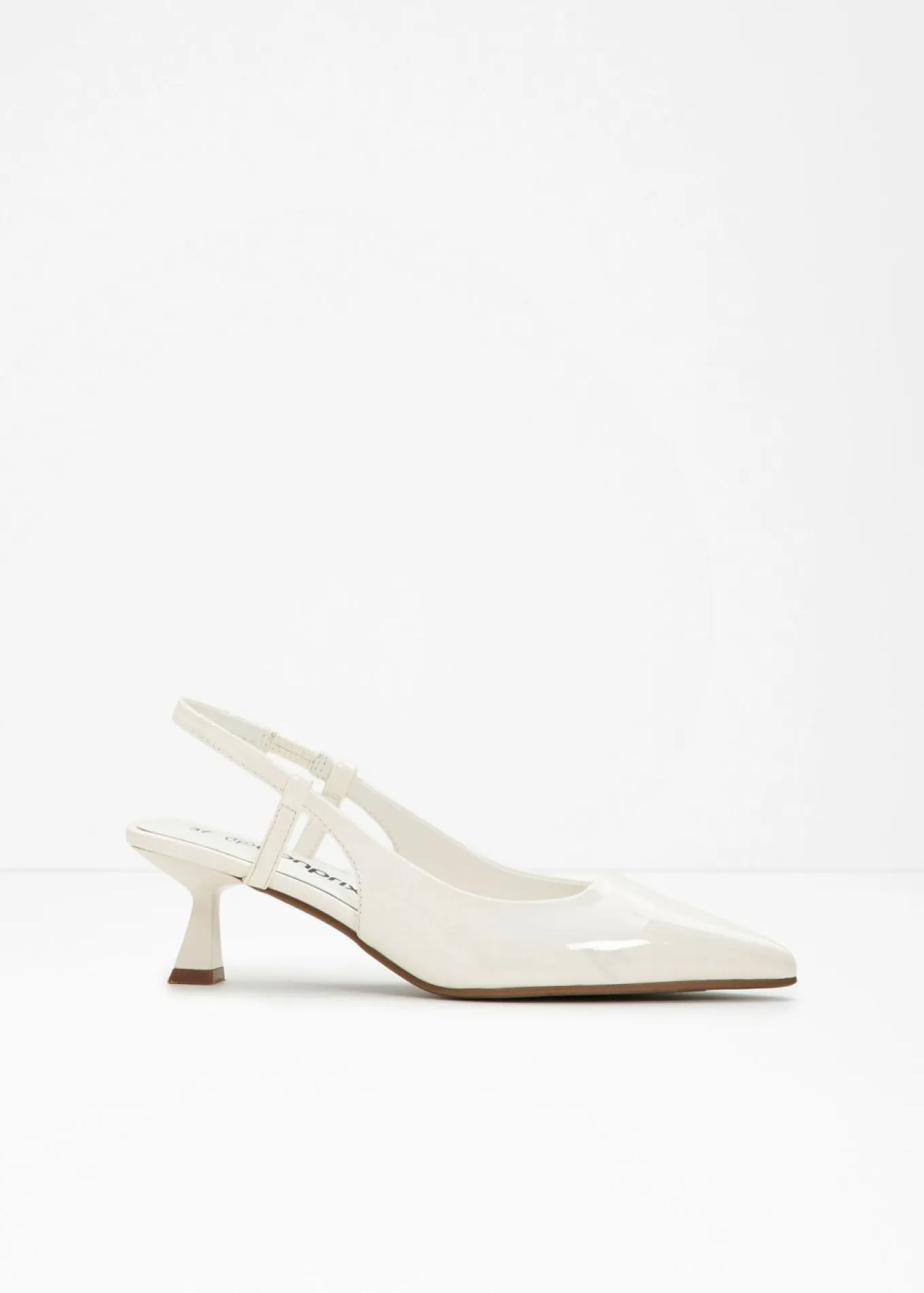 Zapatos de tacón con talón al descubierto