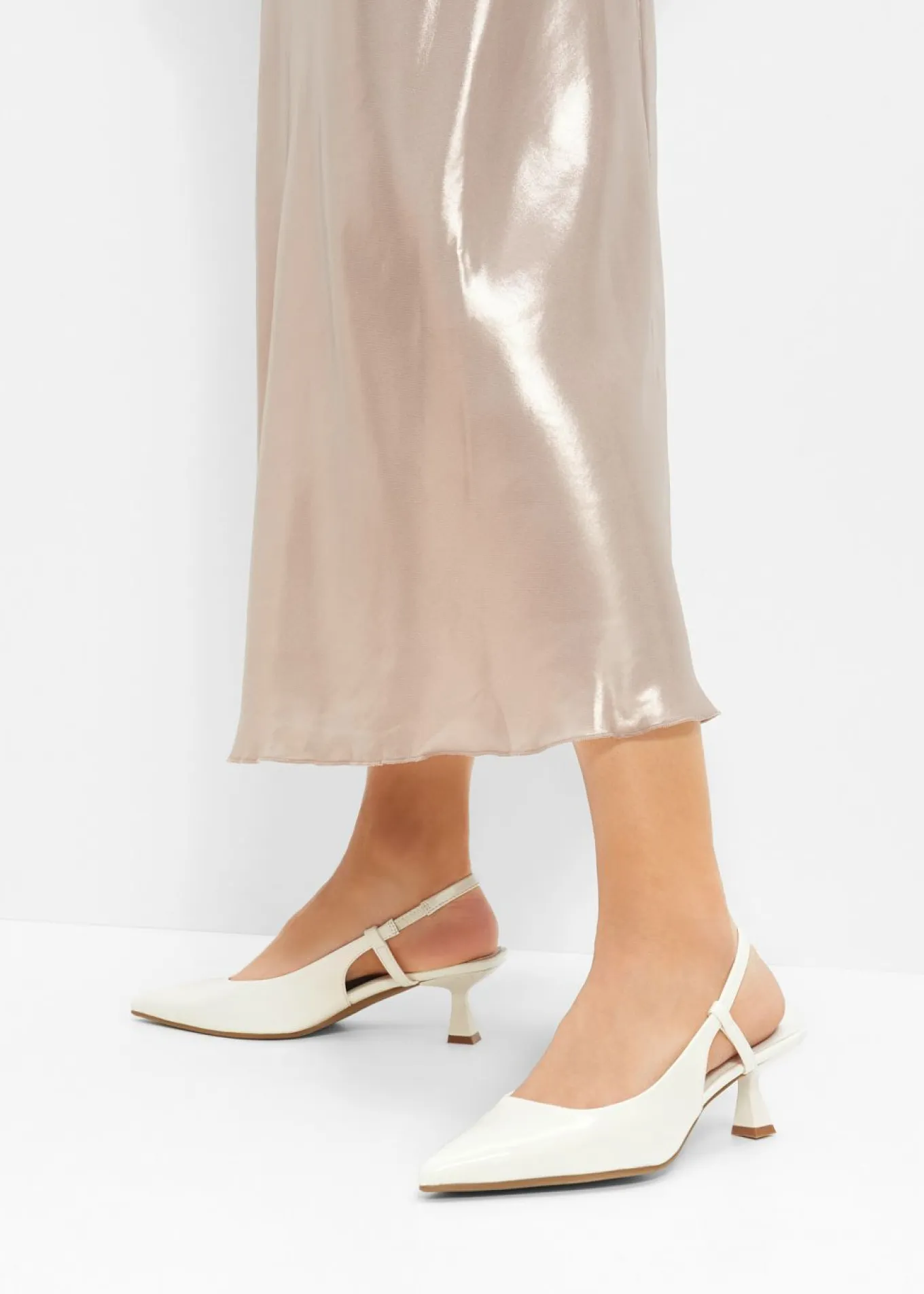 Zapatos de tacón con talón al descubierto