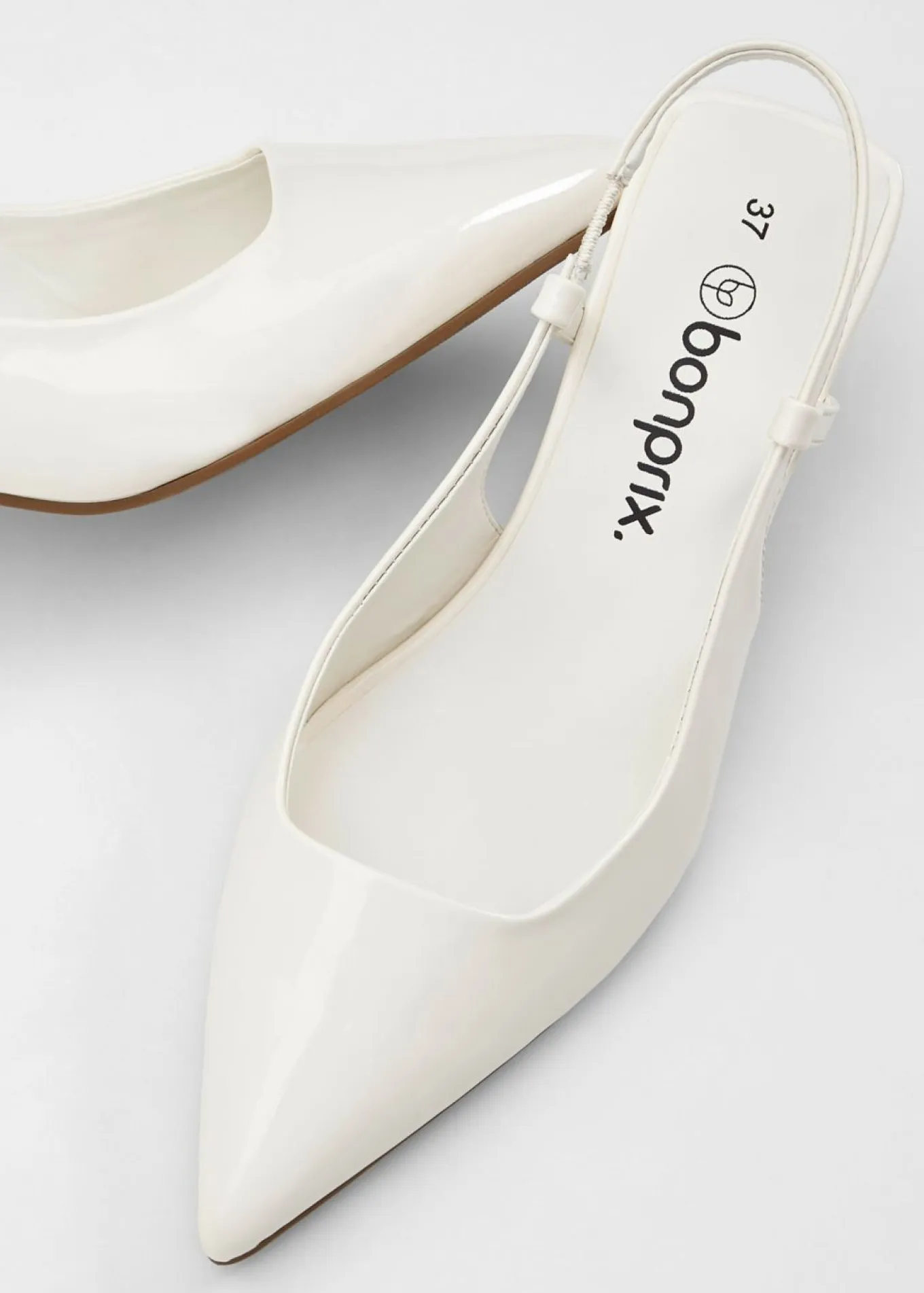 Zapatos de tacón con talón al descubierto